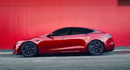 Les Tesla Model S et X reçoivent des mises à jour pour 2023, notamment une peinture ultra rouge et un volant rond en option