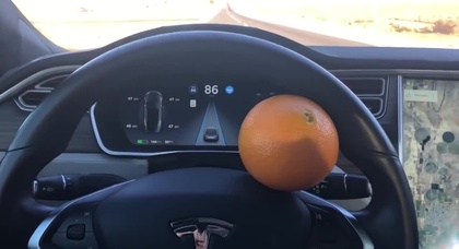 Водитель Tesla обманул автопилот при помощи апельсина