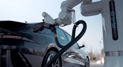 Hyundai a dévoilé un robot de recharge automatique qui se connecte et se déconnecte des véhicules électriques