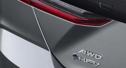 La nouvelle Toyota Camry présente des badges avant sa présentation le 14 novembre