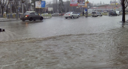 В Киеве затопило проспект Освободителей (видео)