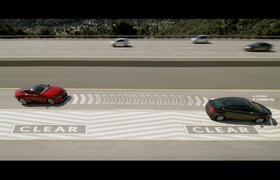 Автомобили Lexus научились «отодвигать» автомобили впереди в свободный ряд (видео)