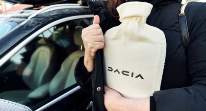 Dacia bietet kostenlose Wärmflaschen als Dig bei abonnementbasierten Autoherstellern an