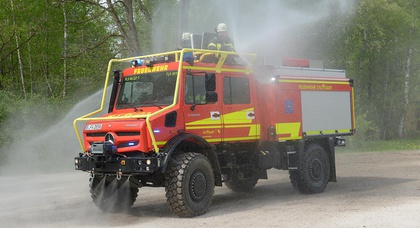 Mercedes-Benz Special Trucks présente l'Unimog U 5023, une autopompe combinée destinée à la lutte contre les incendies de forêt et aux secours en cas de catastrophe.