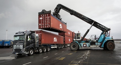 Тягач Volvo осилил перевозку 40 контейнеров массой 750 тонн (видео)