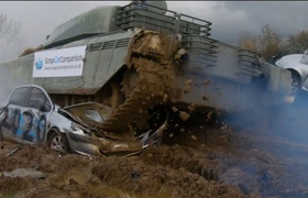 Видео: британцам предложили снимать стресс от 2020 года, уничтожая автомобили на танке