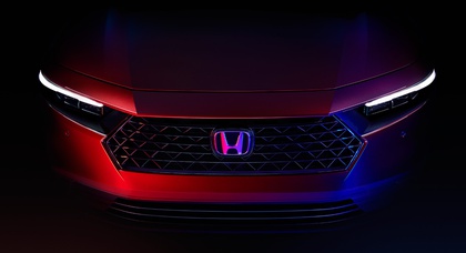 Der Honda Accord 2023 wurde mit neuen Scheinwerfern und dem größten Touchscreen aller Zeiten gehänselt