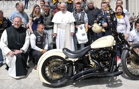 Harley-Davidson с автографом Папы Римского ушел с молотка