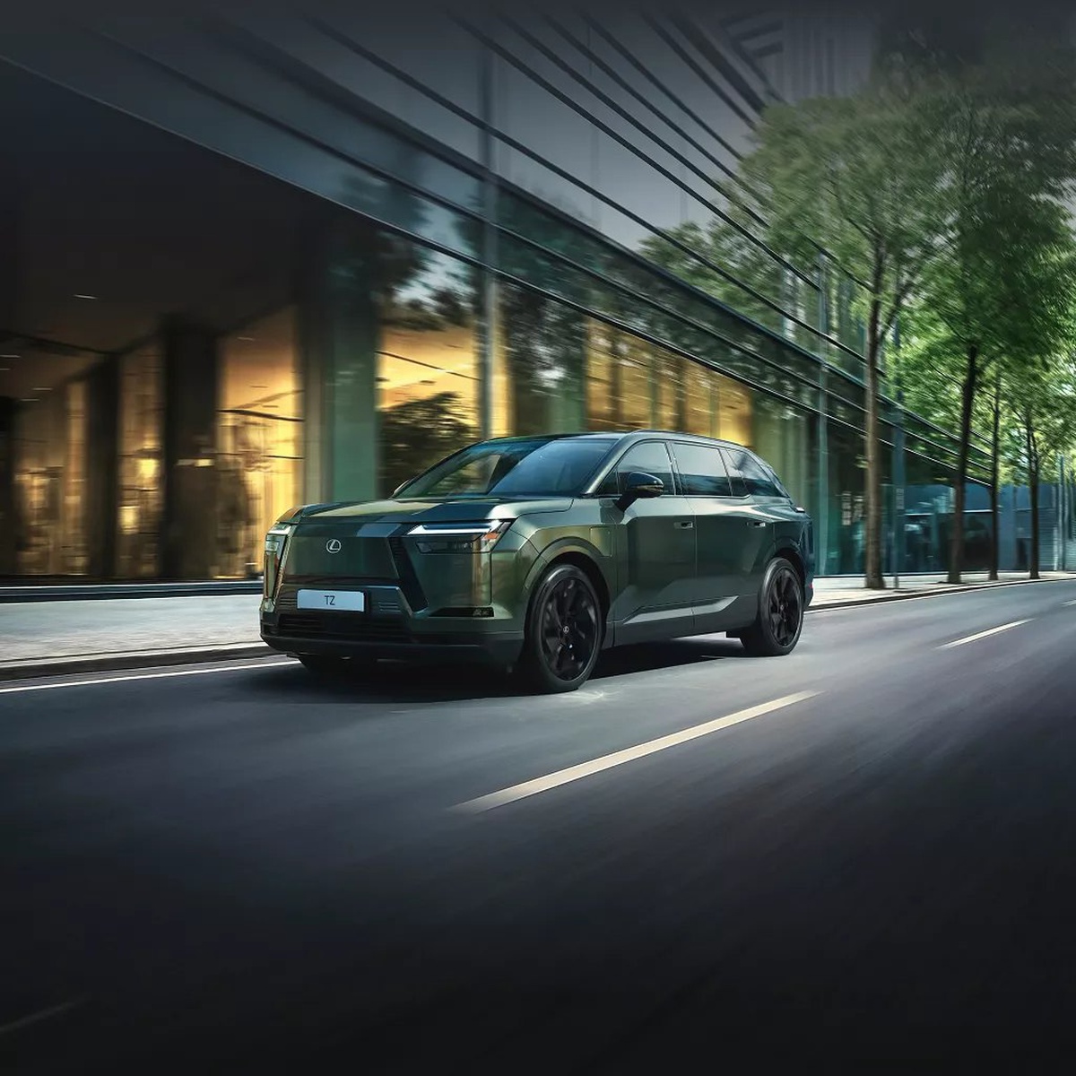 Lexus TZ на городской улице в сумерках