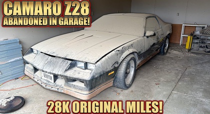 La Chevrolet Camaro Z28 de 1983, avec 28 000 kilomètres d'origine, est lavée pour la première fois depuis 12 ans pour une croisière élégante.