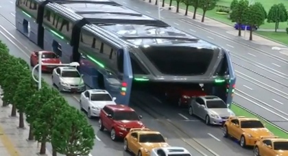Разработанный в Китае автобус ездит над автомобилями (видео)