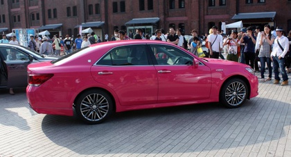 Toyota и Жан Рено выпустят розовый бизнес-седан