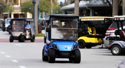 Une nouvelle loi en Floride empêche les jeunes de 14 ans de conduire des voiturettes de golf sur la voie publique