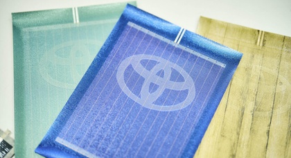 Toyota a créé des panneaux solaires de couleur vive qui sont habituellement noirs