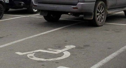 Парковочным инспекторам могут разрешить штрафовать водителей, которые паркуются на местах для людей с инвалидностью