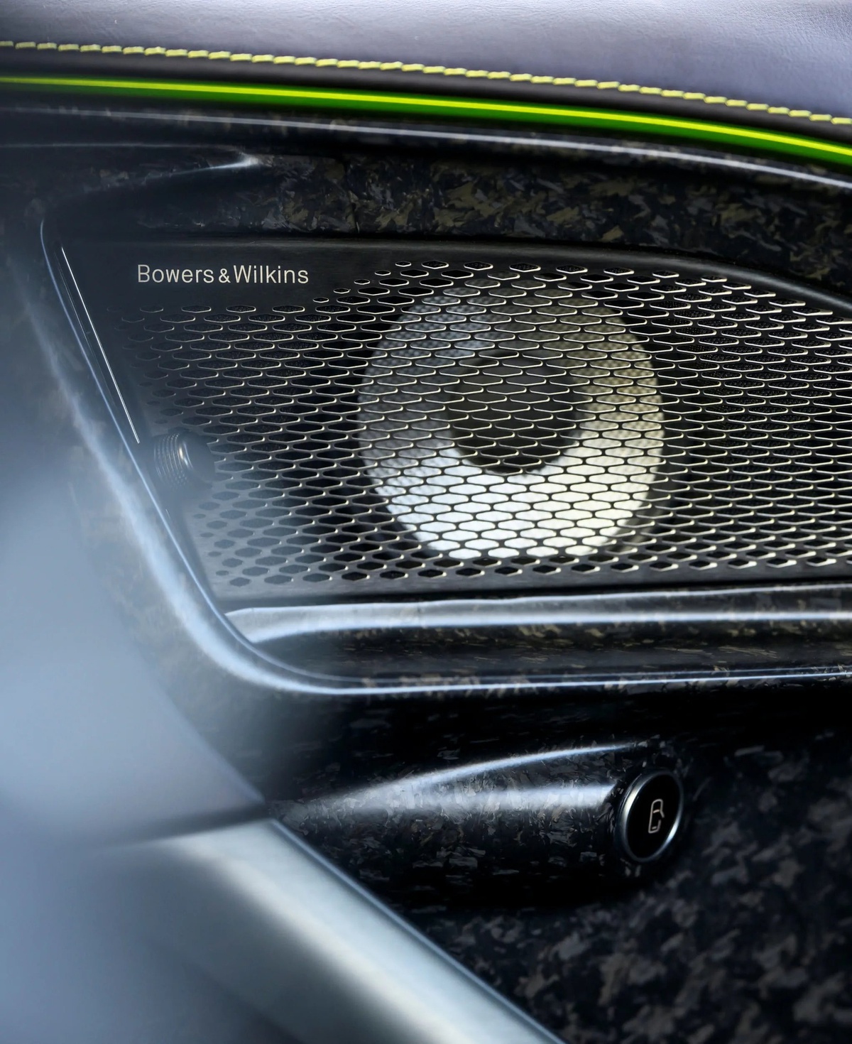 Динамик Bowers & Wilkins в салоне