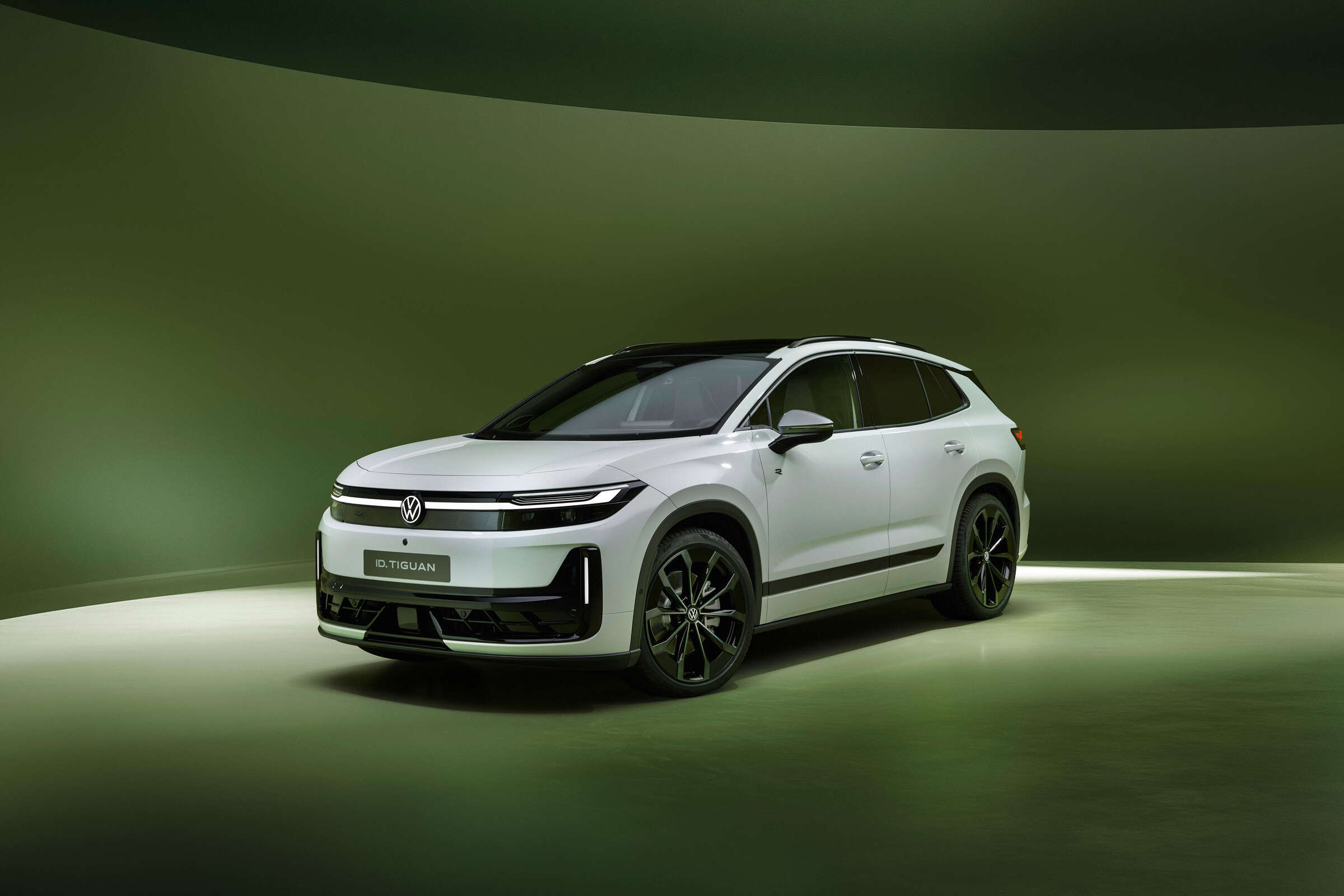 ID. Tiguan в другом цвете, вид спереди