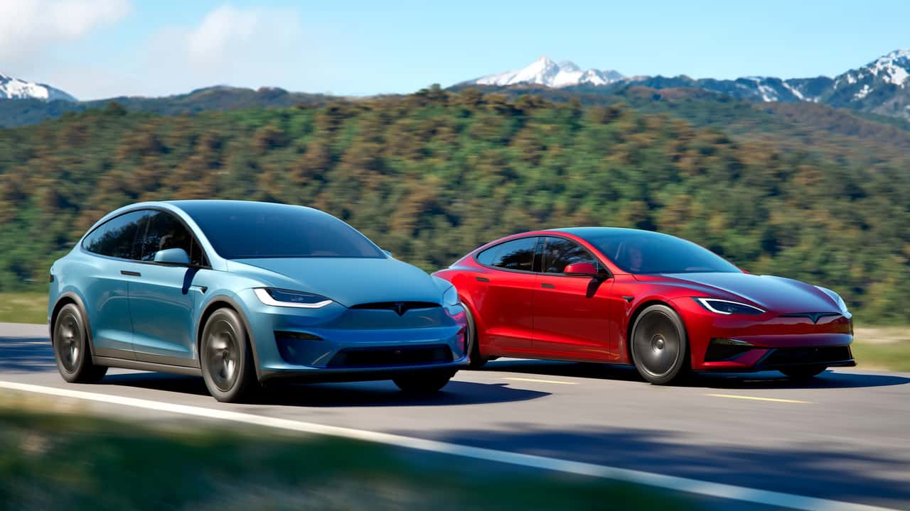 Tesla Model X та Model S на дорозі