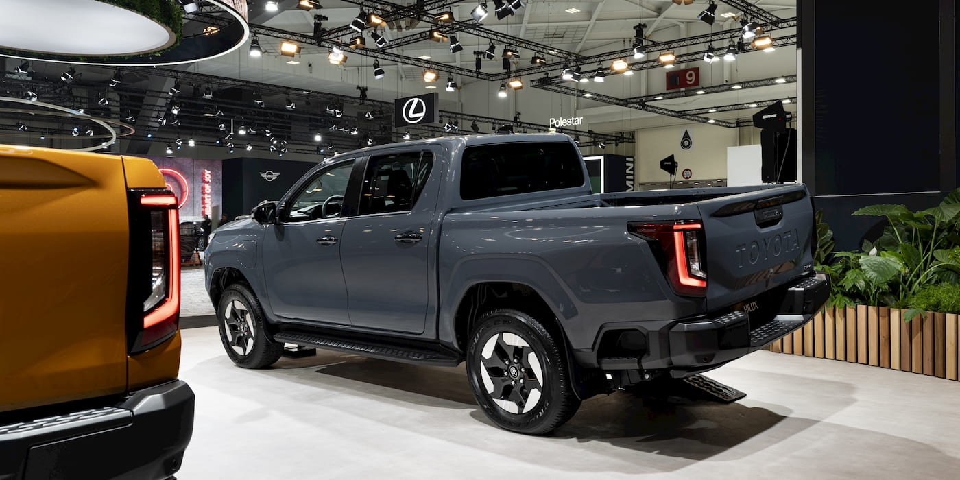 Hilux BEV на автосалоне, вид сзади