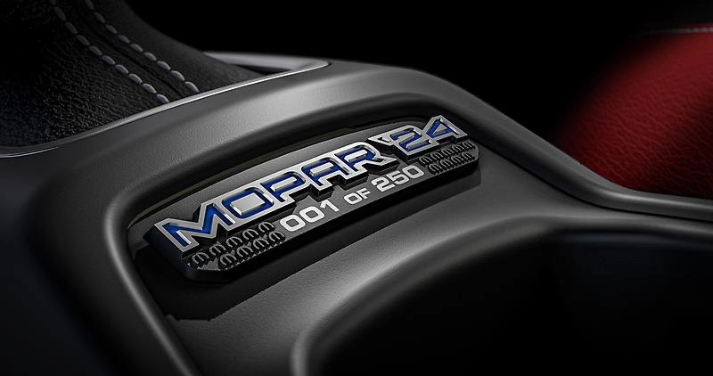Шильдик лимитированной серии Mopar на центральной консоли