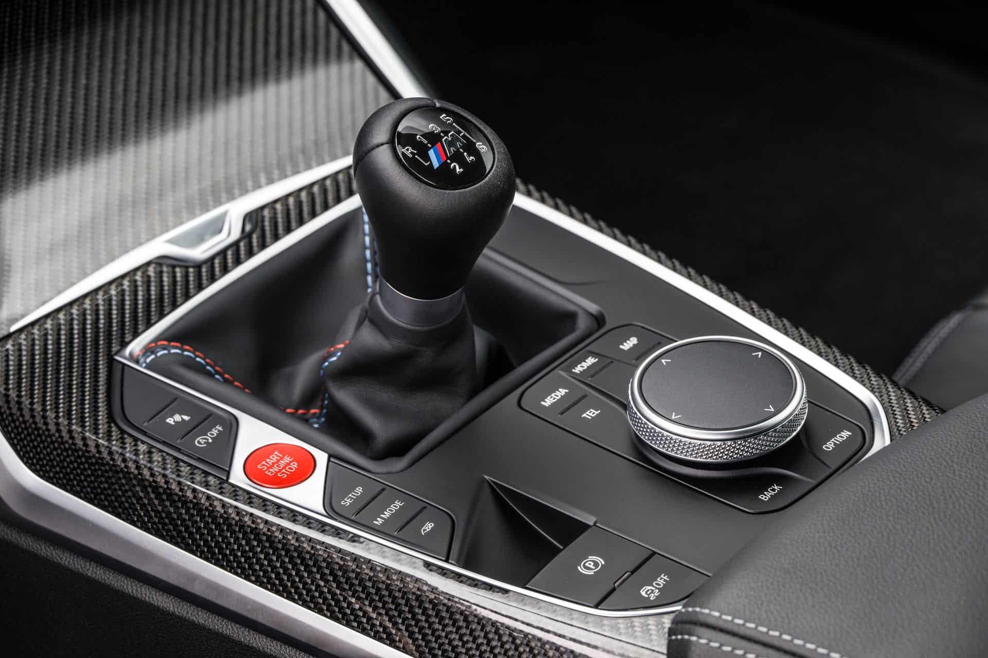 Рычаг механической КПП в салоне BMW M2