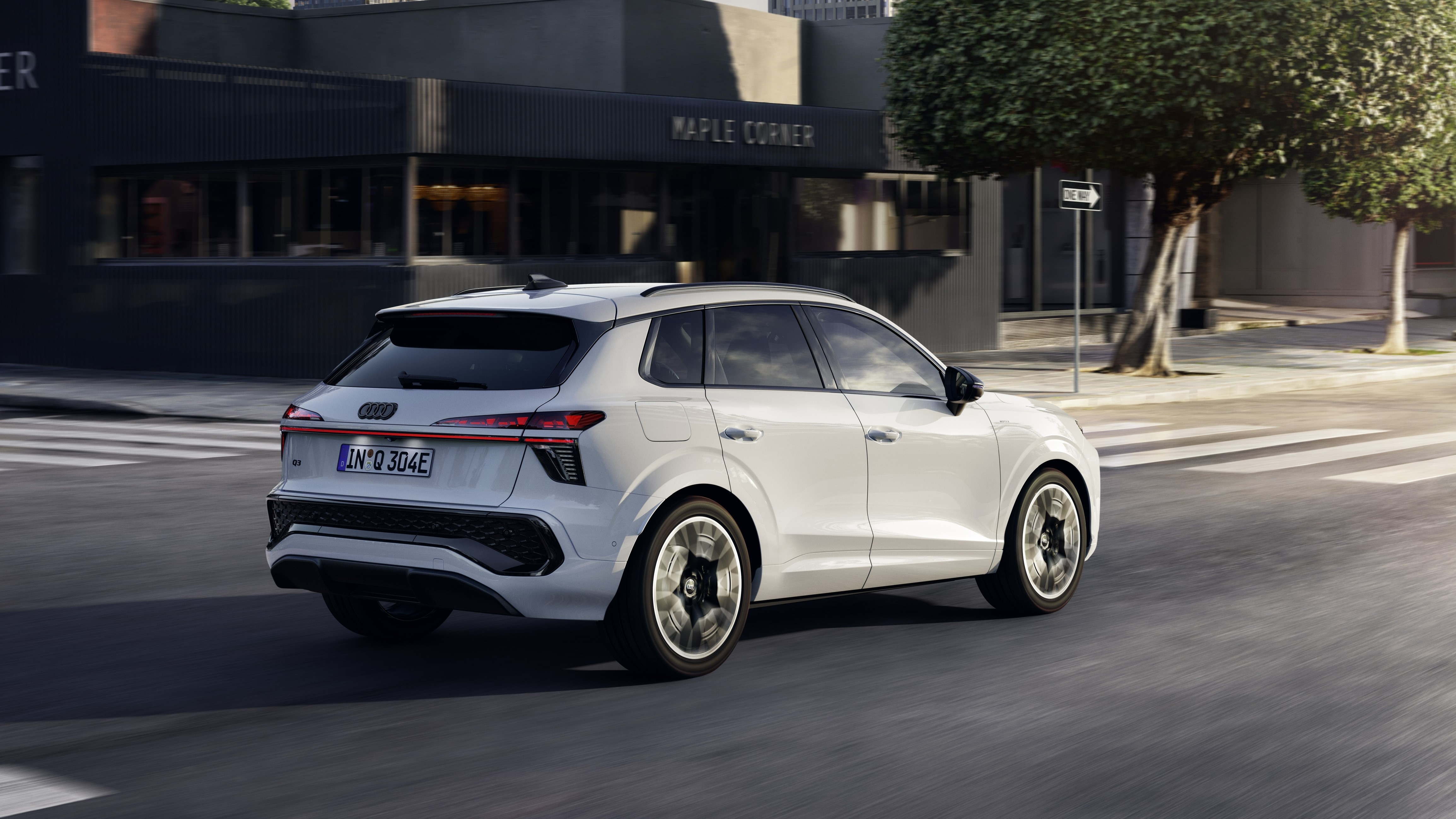 Audi Q3 e-hybrid в движении, вид сзади