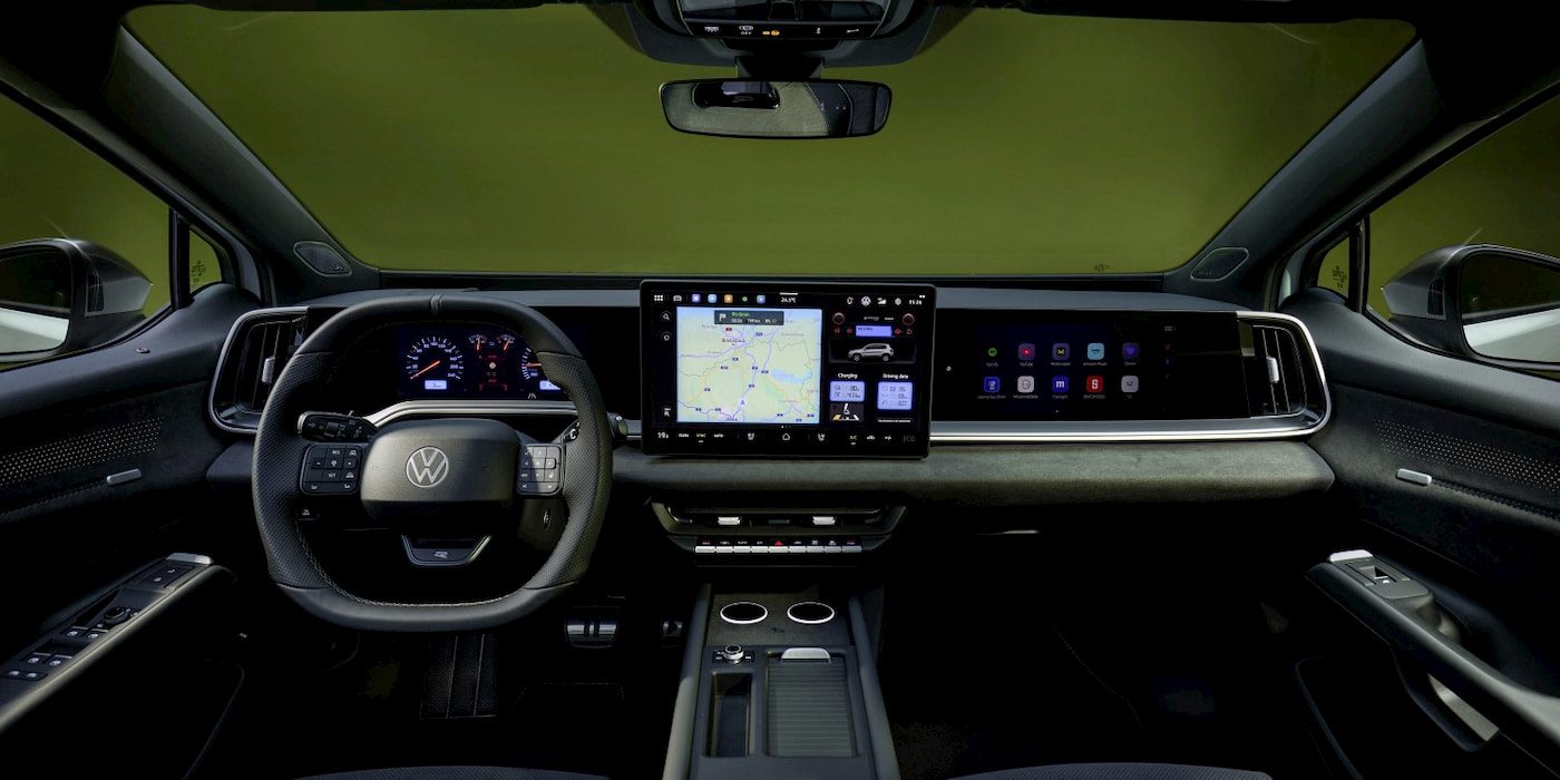 Салон нынешнего Volkswagen ID. Buzz с сенсорными экранами