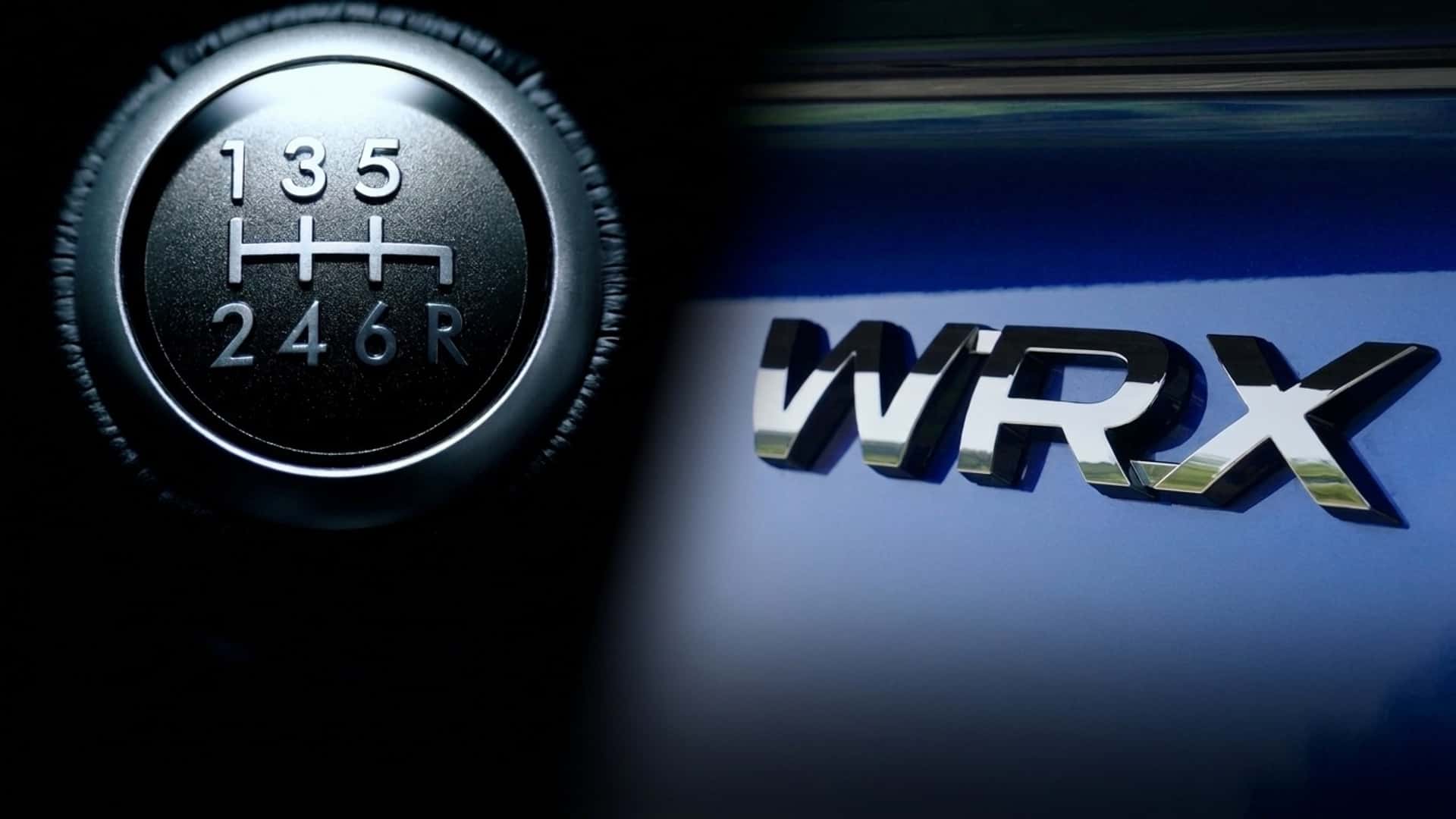 Важіль механічної коробки передач та шильдик WRX у крупному плані