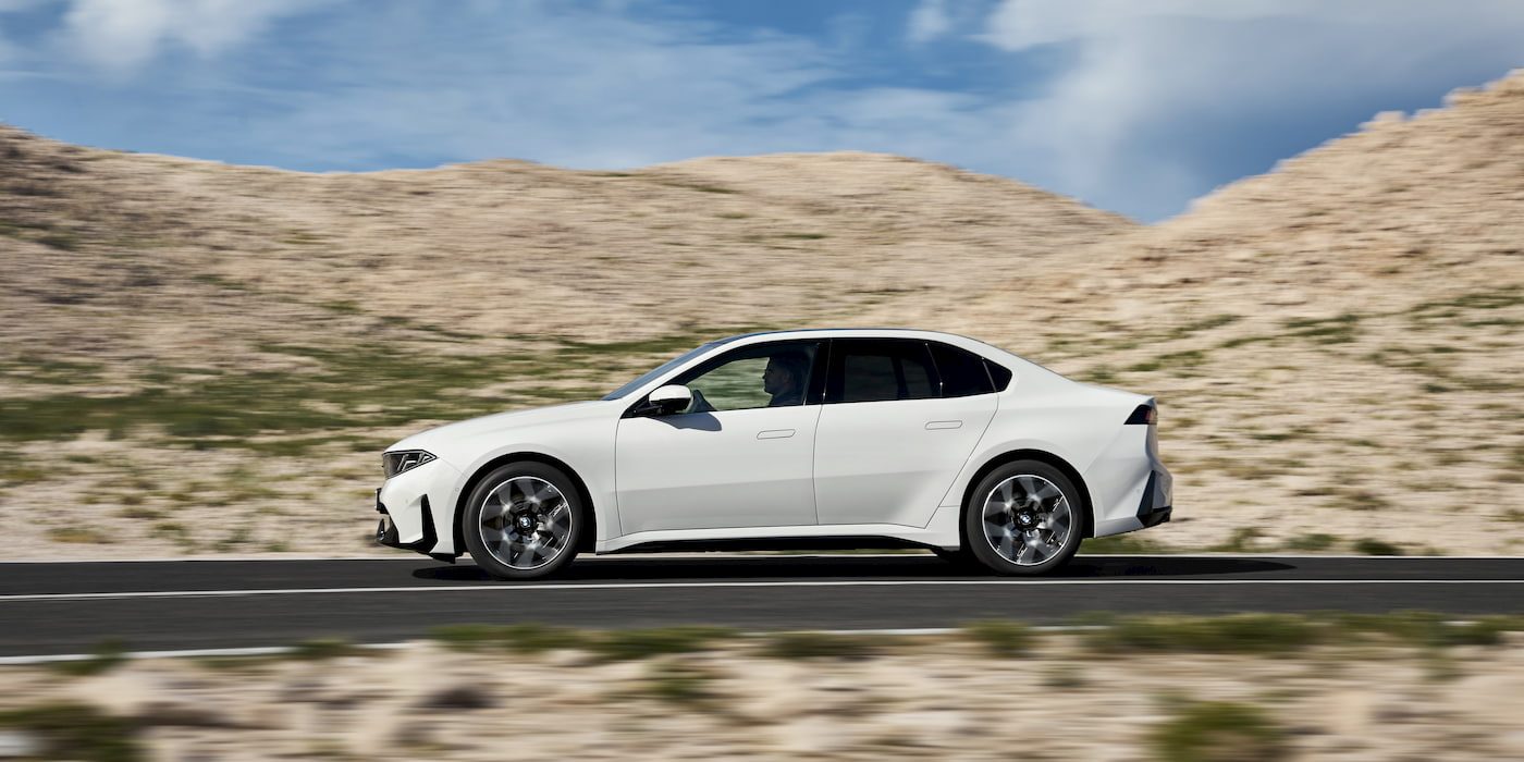 BMW Neue Klasse в профиль на трассе