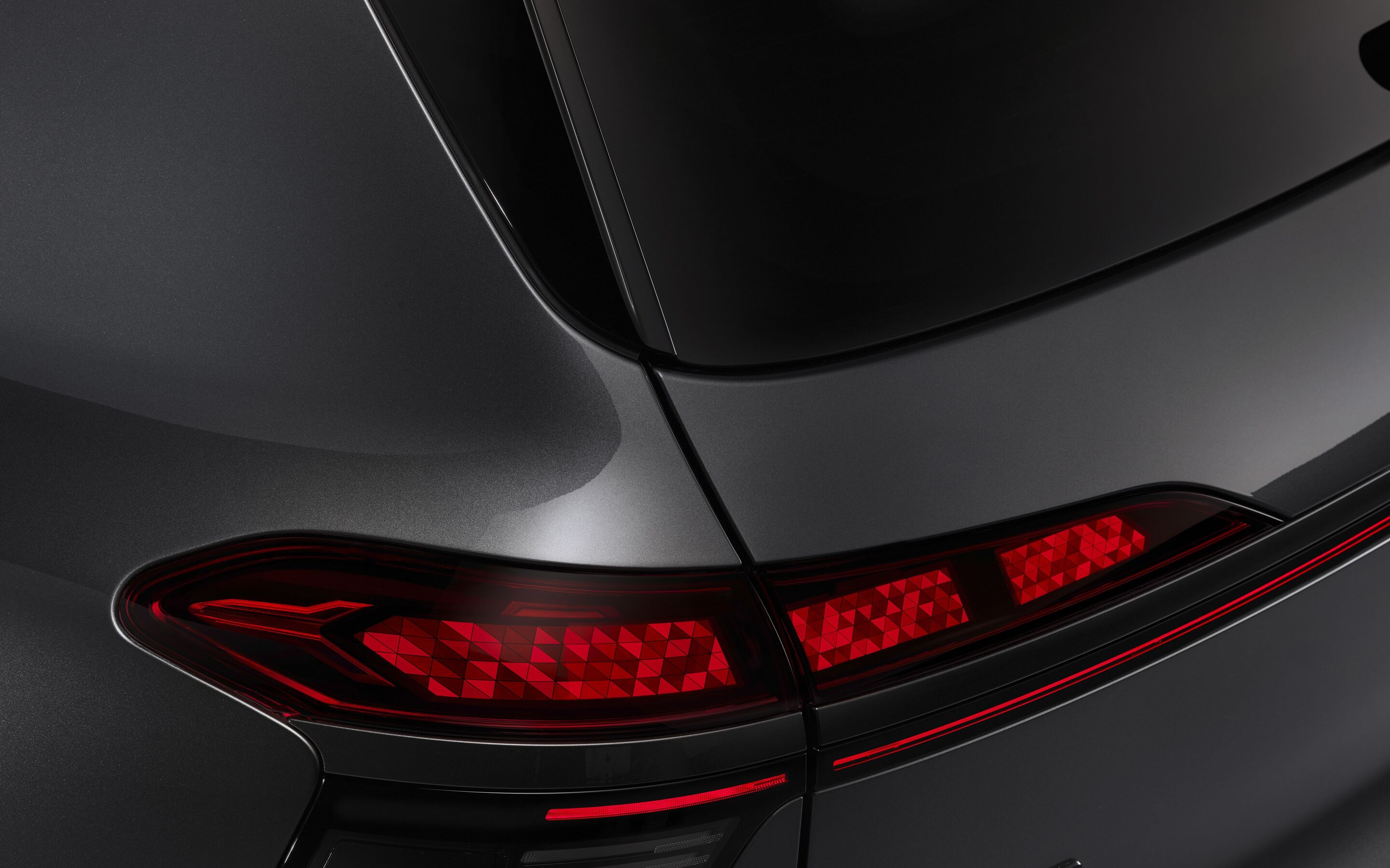 Вигнута OLED-панель заднього ліхтаря Audi Q9