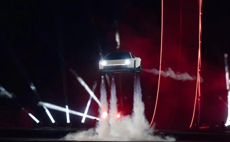 Tesla Roadster демонстрирует ракетные ускорители на презентации