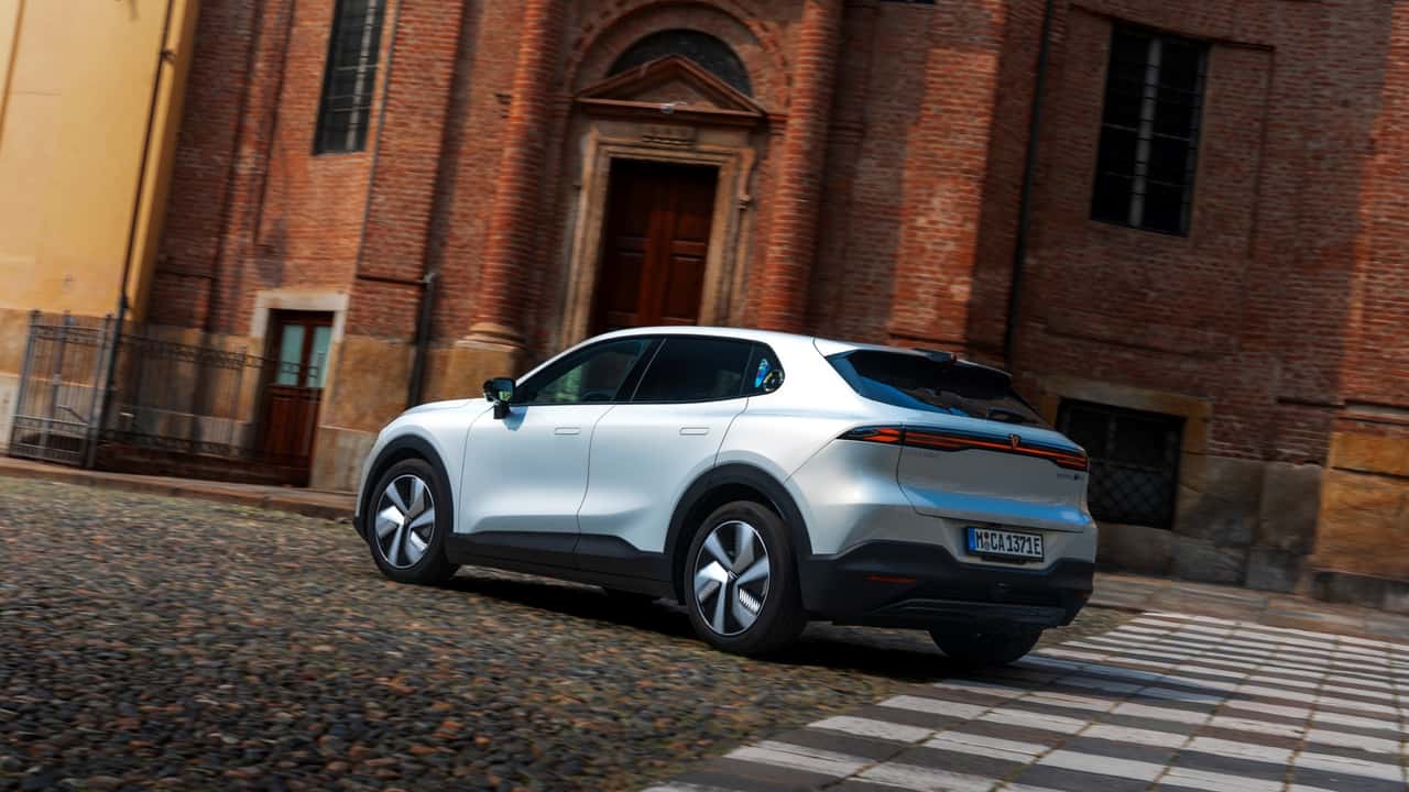 Кроссовер Changan Deepal S05 на дороге