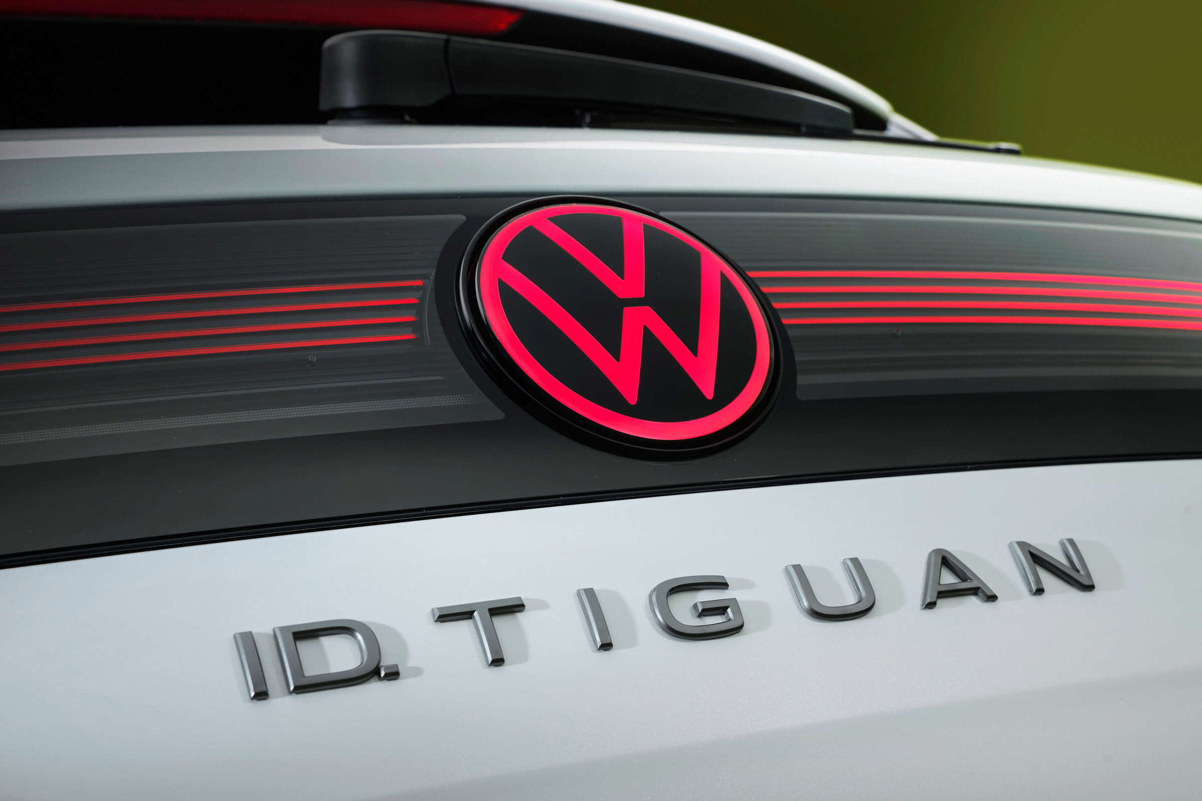 Шильдик и логотип ID.Tiguan на кузове