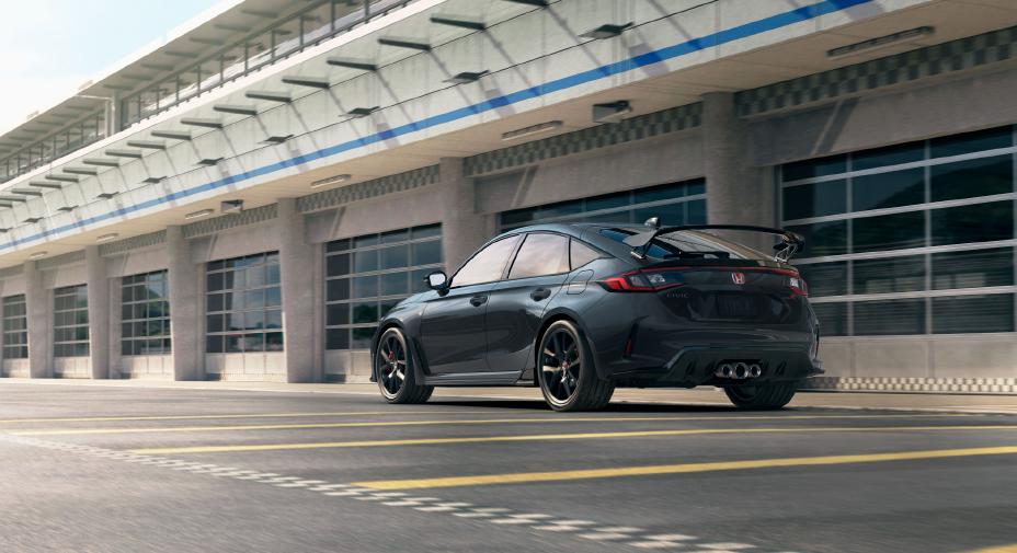 Civic Type R сзади на фоне гоночных боксов