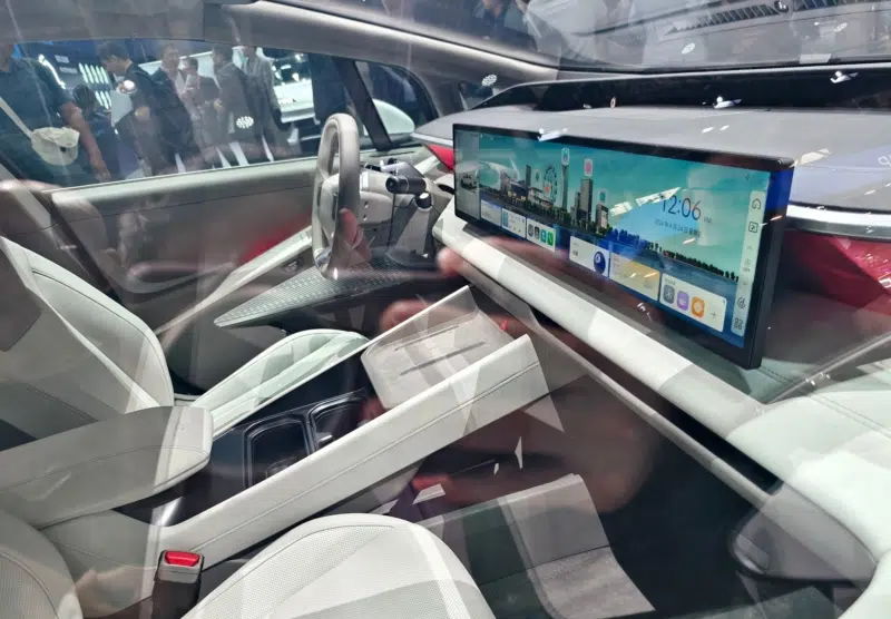 Інтер'єр Hyundai Ioniq V з екраном