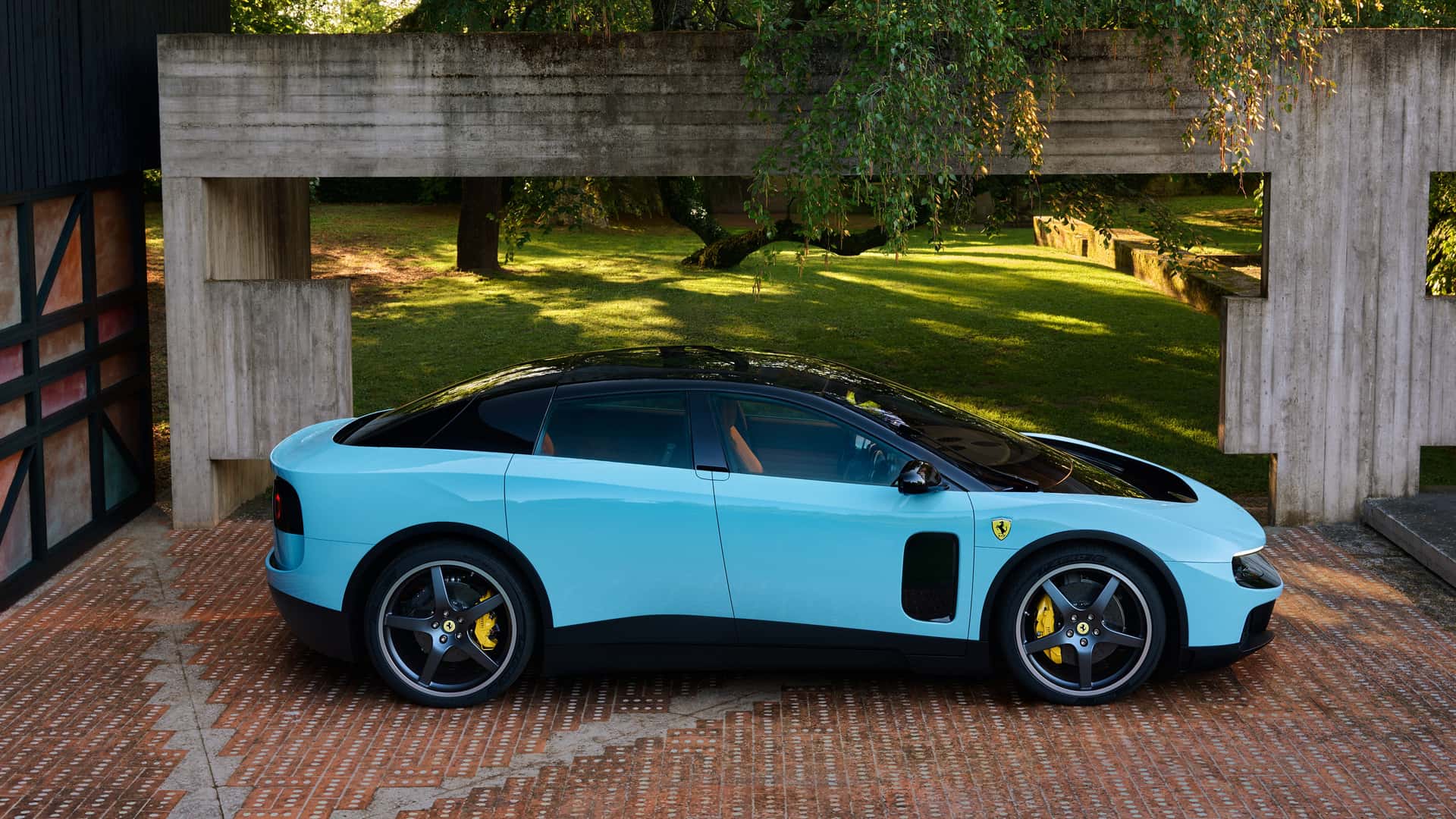 Ferrari Luce, вид сбоку