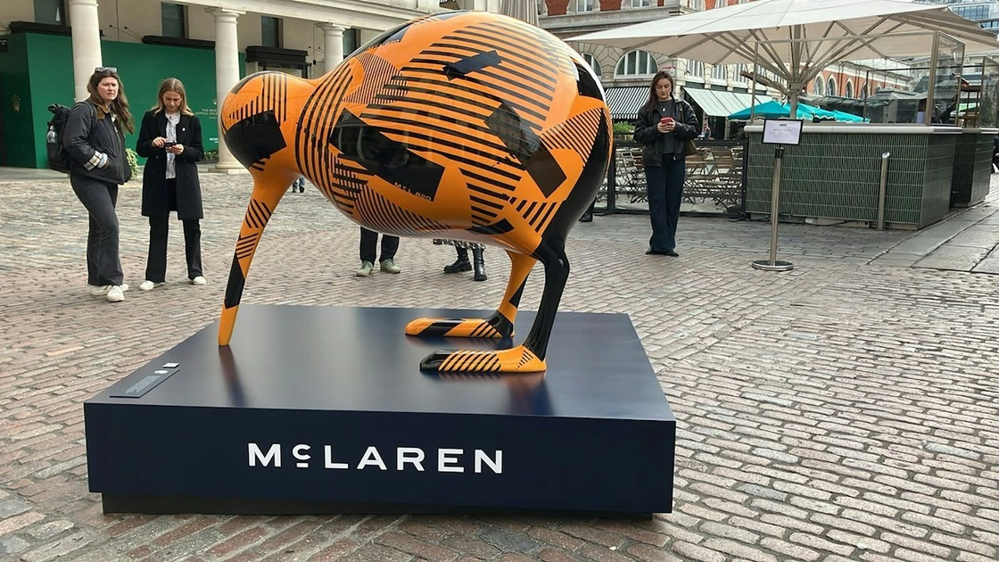 Скульптура киви с надписью McLaren в Ковент-Гардене