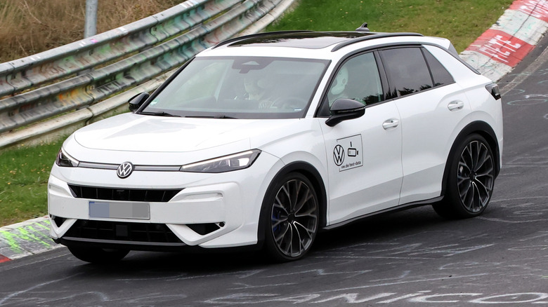Прототип T-Roc R в повороте трассы Нюрбургринг