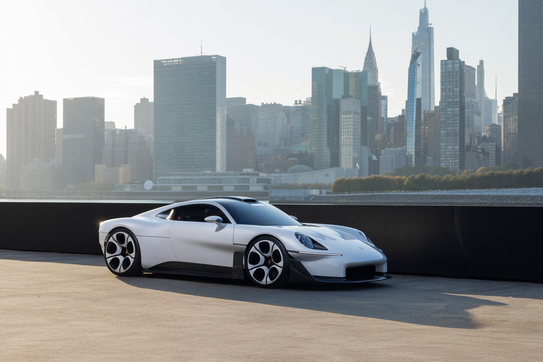 Porsche Mission S Concept vor der Skyline von New York