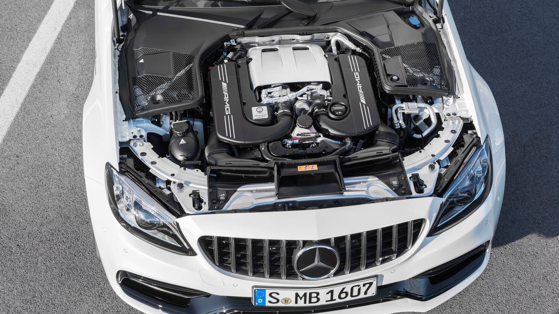 Двигатель V8 AMG под капотом C63 прошлого поколения