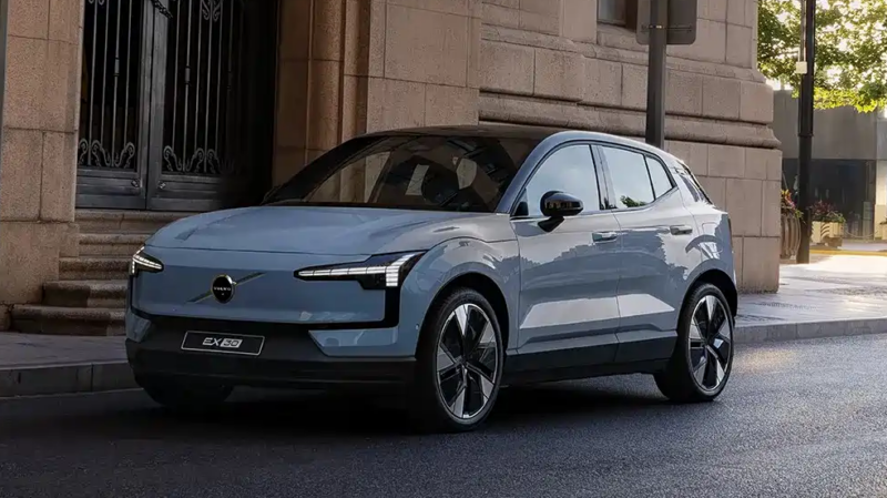 Volvo EX30 2026 года на дороге