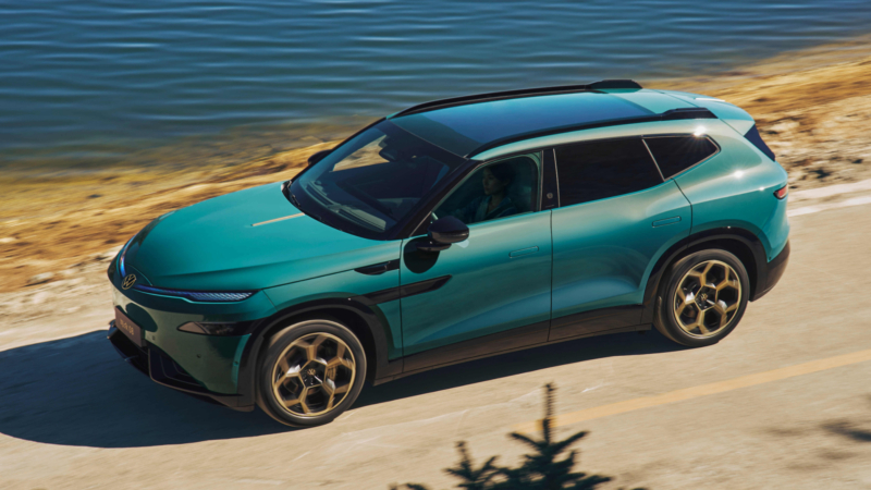 Volkswagen ID. Unyx 08 на дороге