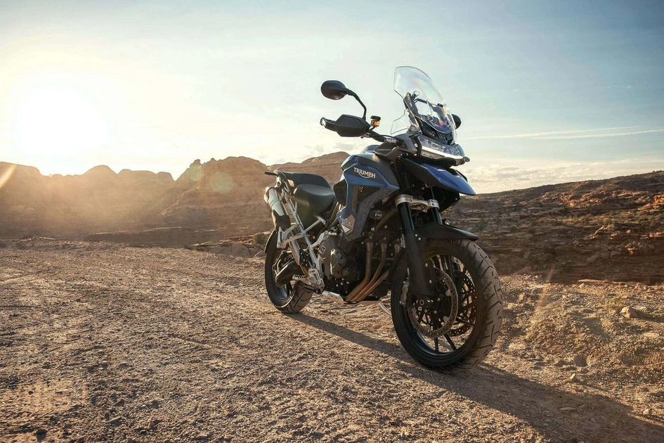 Triumph Tiger 1200 на каменистой дороге