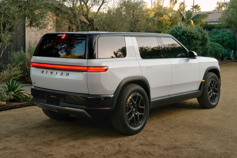 Rivian R2 белого цвета, вид сзади