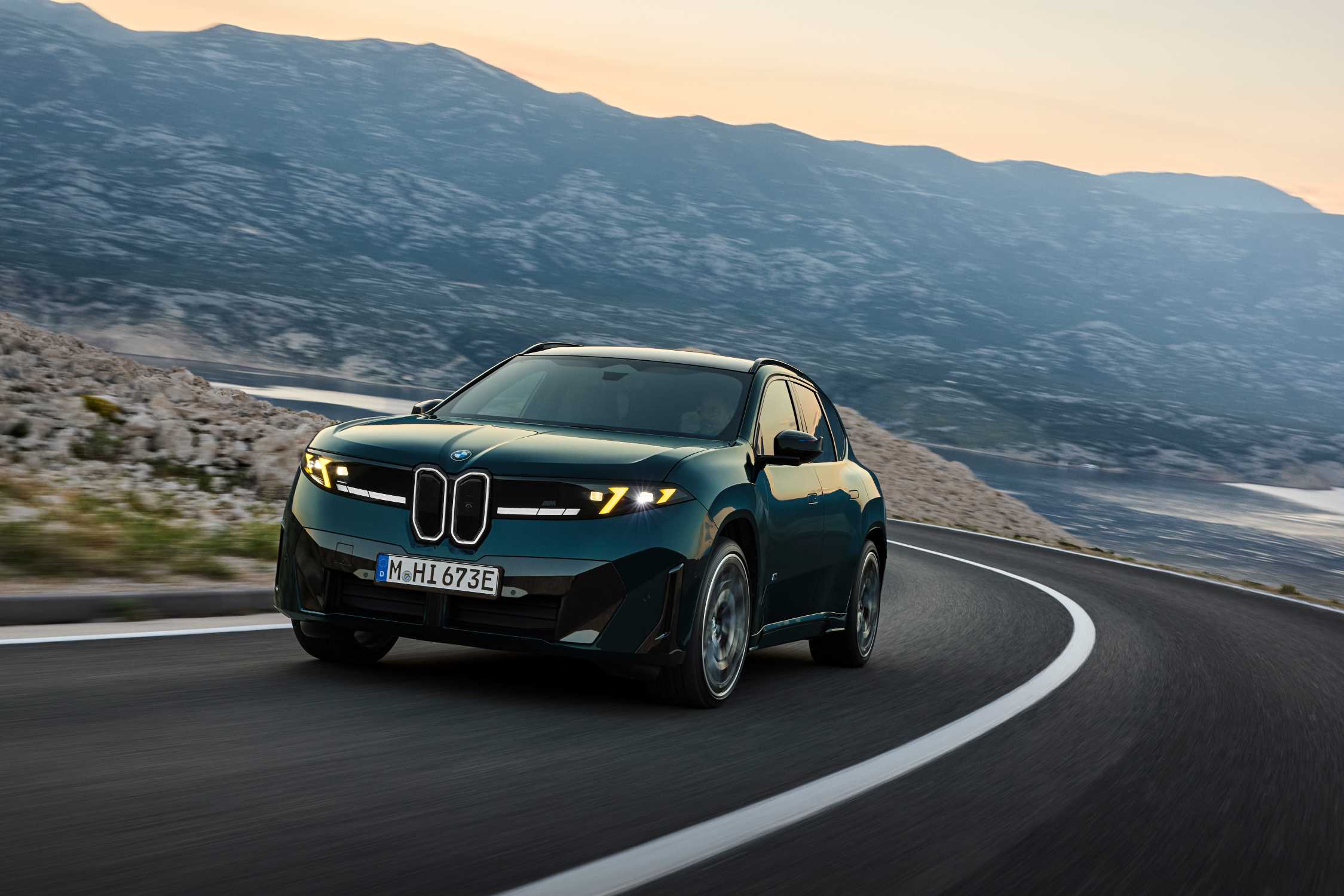 iX3 M60 xDrive на горной дороге на закате