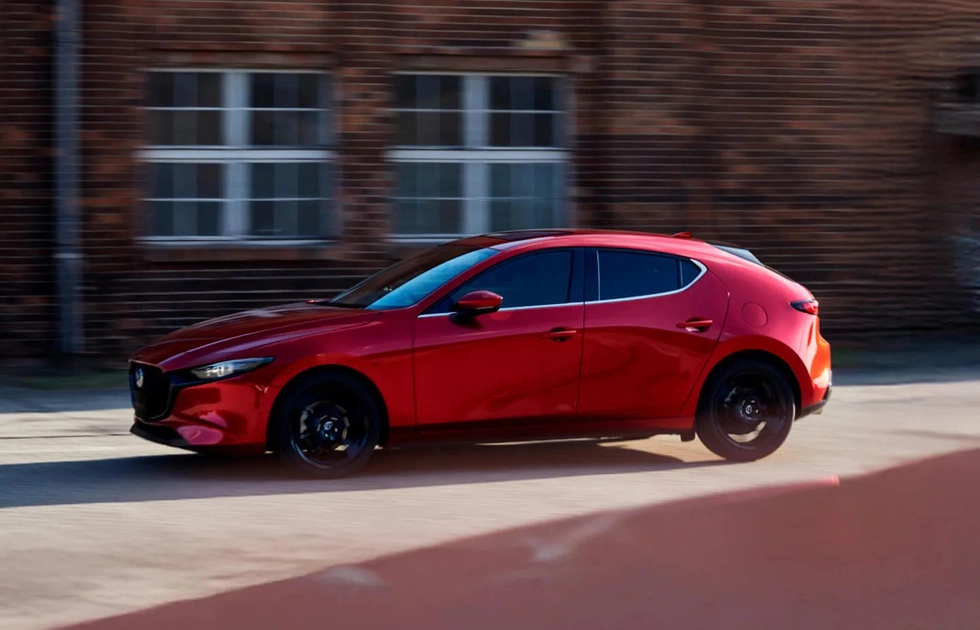 Mazda3, вид сбоку в движении