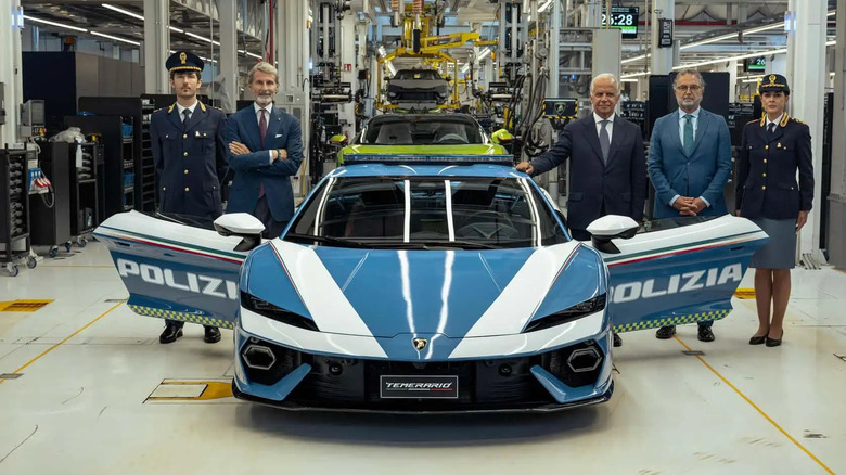 Lamborghini Temerario итальянской полиции на заводской презентации