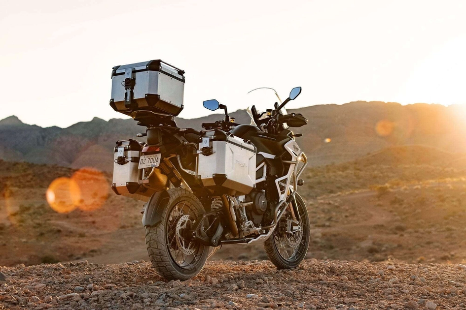 Tiger 1200 Rally Explorer с кофрами, вид сзади