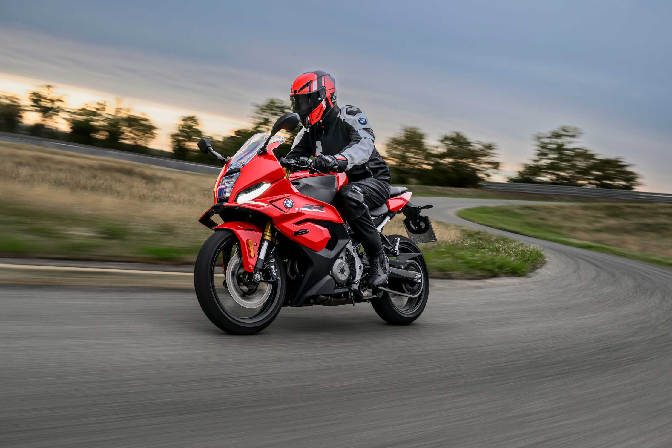 BMW F 450 RR в движении по трассе