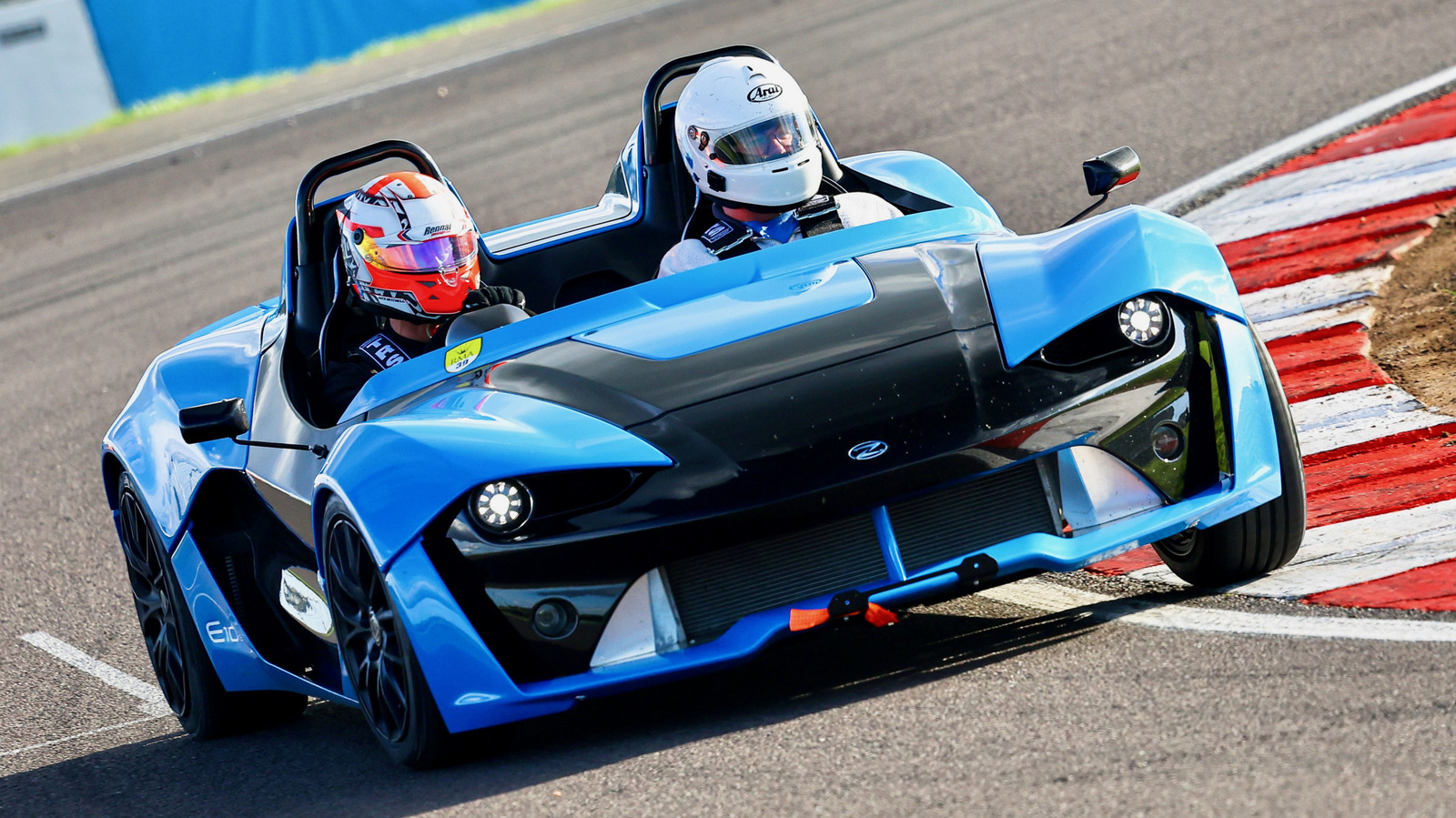 Zenos E10 на треке с двумя пилотами
